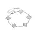 Eleganter Armreif aus Titanstahl mit fünf geometrischen quadratischen weißen Muschel-Anhängern. - Armband / 24cm / Stahlfarben