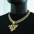 Cadena cubana dorada para hombre con colgante NEVER GIVE UP de pedrería - Cadena Cubana de 18 Pulgadas / Dorado