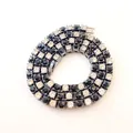 Primo piano di una catena da tennis da 5 mm con strass neri e bianchi alternati - Bracciale da 8 pollici / Bianco e nero