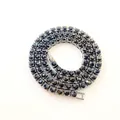 Primo piano di una lussuosa catena da tennis a fila singola con strass neri da 5 mm hip-hop - Bracciale da 8 pollici / Nero