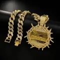 Detailansicht des goldfarbenen Abendmahl-Anhängers mit Strass auf einer Panzerkette. - Halsketten-Set / 20 Zoll Panzerkette / Gold