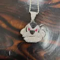 Makro-Detail eines eisigen Affenkopf-Anhängers mit funkelnden Strasssteinen und Seilkette. - 3D Affe Mit Twist Kette / Mit Halskette / Silber