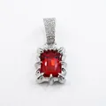 Elegante ciondolo rettangolare con rubino rosso e pietre incastonate in finitura argento - un solo ciondolo, senza catena / Argento Rosso