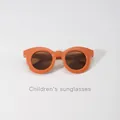 Stilvolle runde Kinder-Sonnenbrille in Makronen-Orange mit UV-Schutz-Gläsern. - Ziegelroter Rahmen Tee Gläser
