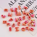 Cuentas de letras de acrílico con baño UV iridiscente para hacer joyas DIY y llaveros - 1 Pieza / Rojo Brillante UV