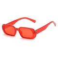 Vue détaillée des lunettes de soleil carrées rouges vintage avec protection UV. - Monture Rouge Verres Rouges