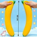 Detailansicht eines 44cm riesigen gelben Bananen-Squishy-Spielzeugs zum Stressabbau - Jumbo Bananen Stil / 44x7.5cm / Gelb