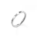 Minimalistischer, ultradünner Ring aus Titanstahl mit einem kleinen eingesetzten Diamanten - Größe 7 / Stahlfarben