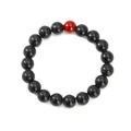 Poliertes Naturstein-Perlenarmband mit schwarzen Perlen und einer einzelnen roten Perle - Schwarz-Roter Achat Stil