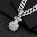 Gros plan d'un pendentif sac d'argent serti de strass sur une grosse chaîne cubaine - Pendentif Seul (Sans Chaîne) / Argent