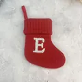 Feestelijke rode gebreide kerstsok met wit geborduurde letter E cadeauzakje decoratie - Letter E / 18*15cm