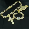Dettaglio del set di gioielli in oro con collana a croce, bracciale e orologio iced. - Set Orologio Bianco Oro (Senza Scatola)