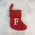 Rode gebreide kerstsok met wit geborduurde letter F als detailweergave - Letter F / 18*15cm