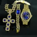 Vista dettagliata del set lussuoso con collana croce, bracciale con pietra blu e orologio d'oro. - Set Orologio Blu Oro (Senza Scatola)