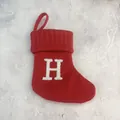 Feestelijke rode gebreide kerstsok met een decoratieve wit geborduurde letter H monogram - Letter H / 18*15cm
