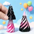 Detailansicht eines 3D-gedruckten Spiral-Fidget-Spielzeugs mit zweifarbiger Wirbelstruktur - Spiralpyramide (Laserbeutel) / 5.50 cm / Schwarz und Regenbogen Rosa Weiß