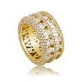 Vue détaillée d'une bague hip-hop plaquée or avec motif creux en zircone à deux rangs - Taille 8 / Or
