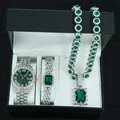 Detailansicht eines luxuriösen Schmucksets mit smaragdgrünen Edelsteinen und Uhr - Kollektion mit Geschenkbox / Silber Grüner Stein