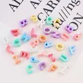 Cuentas de letras de acrílico con baño UV de colores para joyería y manualidades DIY - 1 Pieza / Serie Oscura UV