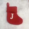 Prachtige rode gebreide kerstsok met een wit geborduurde letter J voor decoratie - Letter J / 18*15cm