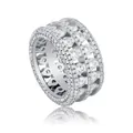 Détails rapprochés d'une bague large Iced Out avec double rangée de zircons creux - Taille 8 / Argent