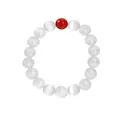 Elegant wit kattenoogsteen kralenarmband met een enkel levendig rood kraal accent detail - Witte Kattenoogsteen Stijl