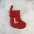 Rode gebreide kerstsok met wit geborduurde letter L voor een sfeervolle kerstversiering - Letter L / 18*15cm