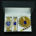 Nahaufnahme von goldfarbenem Schmuck-Geschenkset mit blauen Steinen und Uhr in Box. - Kollektion mit Geschenkbox / Vergoldet Blauer Zirkonia