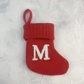 Rood gebreide kerstsok met wit geborduurde letter M voor een feestelijke kerstdecoratie - Letter M / 18*15cm