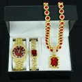 Detail des luxuriösen Goldschmuck-Sets für Herren mit Uhr und rotem Edelsteinanhänger. - Kollektion mit Geschenkbox / Gold Roter Zirkonia