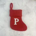 Rode gebreide kerstsok met een grote wit geborduurde letter P decoratie variant - Letter P / 18*15cm