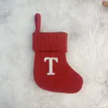 Rode gebreide kerstsok met geborduurde witte letter T voor vakantie decoratie - Letter T / 18*15cm