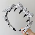 Dettaglio cerchietto in tessuto a pois con dentini antiscivolo e perle - Fiocco a Pois (Con Denti) / Bianco avorio