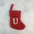 Rode gebreide kerstsok met witte geborduurde letter U voor feestelijke decoratie - Letter U / 18*15cm