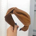 Dettaglio della trama di una fascia per capelli marrone a nodo largo con cuciture - Stile Nodo Incrociato Largo con Cuciture a Contrasto / Marrone scuro