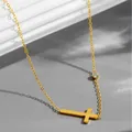 Vue détaillée d'un collier croix en acier titane doré avec un strass étincelant - Collier Croix (N459)