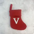 Rode gebreide kerstkous met geborduurde witte letter V voor feestelijke decoratie - Letter V / 18*15cm