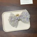 Vista dettagliata di un grande fermaglio per capelli in organza floreale viola - Stile con Fiocco Gigante / Artiglio per Capelli Floreale Viola