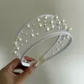 Vista dettagliata della fascia in tulle bianco decorata con perle eleganti e design - Cerchietto in Maglia Bianca con Perle