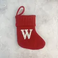 Rode gebreide kerstsok met wit geborduurde letter W voor feestelijke geschenkzakjes. - Letter W / 18*15cm