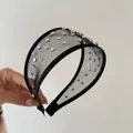 Dettaglio ravvicinato del cerchietto in rete nera con strass e borchie d'argento - Cerchietto in Maglia Nera con Strass