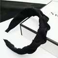 Dettaglio ravvicinato di un cerchietto nero plissettato minimalista con trama in tessuto. - Stile Nodo Increspato / Nero