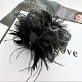 Elegante molletta per capelli in rete nera con piume e dettagli in catena dorata. - Stile Fiocco Piuma / Nero