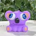 Lustiges lila Koala Quetschspielzeug mit aufspringenden Augen zur Stressbewältigung - Hervorstehende Augen Koala Zufällige Augenfarbe