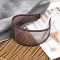 Vista dettagliata di un elegante cerchietto largo in rete marrone stile Hepburn - Marrone