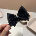Elegante fermaglio per capelli con fiocco in rete nera e dettaglio fiore di cristallo - Molla a Fiocco in Tulle Nero (Centro in Strass) / Molla per Capelli con Strass