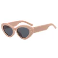 Trendy ovale cat-eye zonnebril voor dames met sterrenstuds in een stijlvolle beige kleur - Roze Frame Grijze Lens