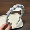 Vista dettagliata della fascia a pieghe a fiori viola con strass lucenti - Stile Zirconia / Floreale Viola