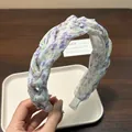 Dettaglio del cerchietto plissettato a fiori viola con strass su vassoio bianco - Stile Intrecciato / Floreale Viola