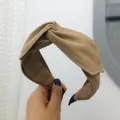 Elegante fascia per capelli larga annodata kaki con cuciture bianche a contrasto in stile retrò - Stile Nodo Incrociato Largo con Cuciture a Contrasto / Cammello
